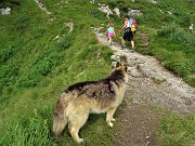 15 Dori osserva la bimba piccola alpina